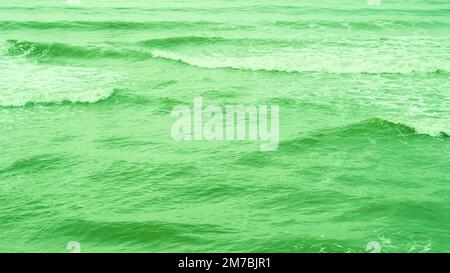 Foto reale mare acqua onde, sfondo astratto, natura potere, verde luminoso più tono in stock Foto Stock