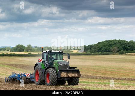 Coltivazione di precisione di un campo stoppie dopo la mietitura. North Yorkshire, Regno Unito. Foto Stock