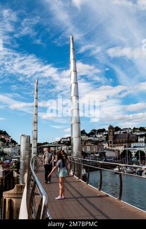 Le colonne del Millennium Bridge nel porto di Torquay sono state progettate per assomigliare alla vela su una barca. Foto Stock