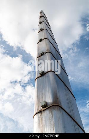 Le colonne del Millennium Bridge nel porto di Torquay sono state progettate per assomigliare alla vela su una barca. Foto Stock