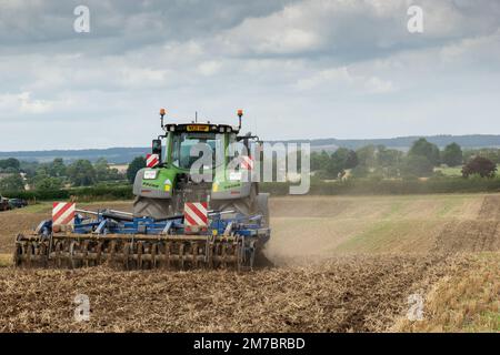 Coltivazione di precisione di un campo stoppie dopo la mietitura. North Yorkshire, Regno Unito. Foto Stock