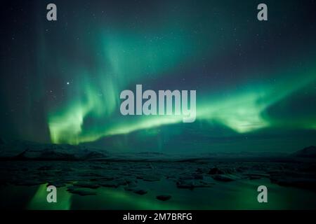Aurora borealis nel cielo notturno sopra la baia del ghiacciaio Jokulsarlon Foto Stock
