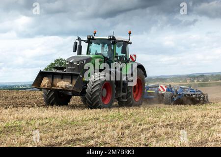 Coltivazione di precisione di un campo stoppie dopo la mietitura. North Yorkshire, Regno Unito. Foto Stock