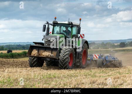 Coltivazione di precisione di un campo stoppie dopo la mietitura. North Yorkshire, Regno Unito. Foto Stock