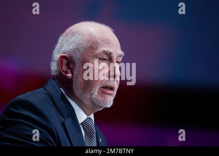 09 gennaio 2023, Renania settentrionale-Vestfalia, Colonia: Ulrich Silberbach, presidente della dbb, interviene alla conferenza annuale dell'Associazione tedesca della funzione pubblica (dbb) presso il Centro Congressi di Koelnmesse. Foto: Rolf Vennenbernd/dpa Foto Stock