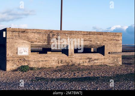 Collocazione di mitragliatrici dalla guerra mondiale 2 a Rye Harbour, Regno Unito Foto Stock