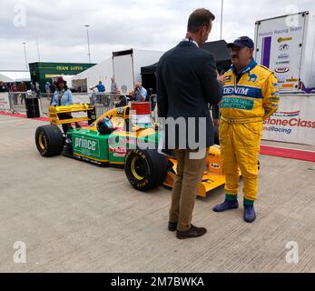 Steve Ottavianetti, intervistato, accanto alla 1994, Benetton B193, prima della dimostrazione F1 del GP di Ignition degli anni '90, al 2022 Silverstone Classics Foto Stock