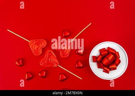 scatola regalo con nastro e arco, cioccolatini a forma di cuore Foto Stock