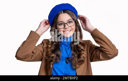 foto dell'allegro sguardo della ragazza teen in eyewear che indossa il berretto parigino. ragazza teen guardare in eyewear Foto Stock