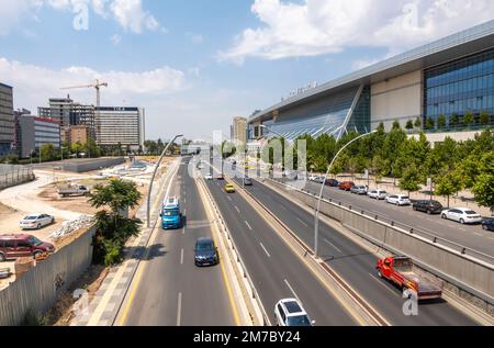 Ankara Tren Garı, Ankara YHT stazione ferroviaria ATG, superstrada strada. Ankara Turchia Foto Stock