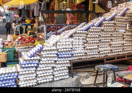 Ankara Street mercati. Pacchi di uova allineati geometricamente alla stalla nel mercato di strada nel Bazaar Suluhan (Suluhan Çarşısı). Ankara, Turchia Foto Stock