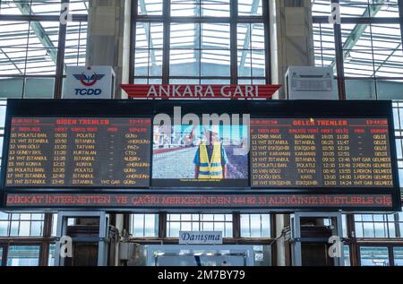 Informazioni su arrivi e partenze, tableau elettronico all'interno della stazione ferroviaria di Ankara. Turchia. Stazione di Ankara Foto Stock