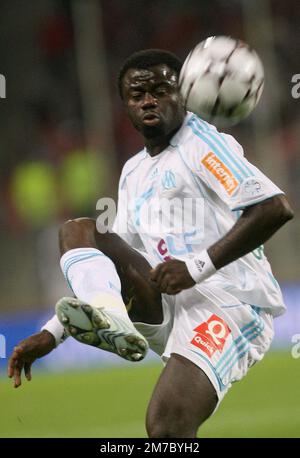 Foto del file datata 9 dicembre 2006 del modeste M'bami di Marsiglia durante la prima partita di calcio francese Olympique de Marseille vs Monaco allo stadio Velodrome di Marsiglia, Francia. L’ex centrocampista parigino-Saint-Germain e Camerun Modeste M’Bami è morto a 40 anni dopo aver subito un attacco di cuore, ha dichiarato il PSG in una dichiarazione di sabato. M’Bami ha vinto due Coupes de France con il Club parigino, nel 2004 e nel 2006, nonché una medaglia d’oro olimpica con il Camerun ai Giochi di Sydney del 2000. A quelle Olimpiadi, M’Bami si è assicurato il suo posto nella storia del calcio del Camerone mentre ha segnato una “Golden go” Foto Stock