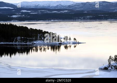 Lago Snasavatnet al mattino in inverno. Questo lago si trova a nord della città di Trondheim. Foto Stock