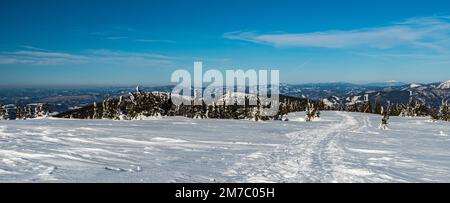 Oravske Beskydy con Babia Hora e Pilsko, Beskid Slaski e parte dei monti Moravskoslezske Beskydy dalla collina di Zazriva nei monti Mala Fatra in S. Foto Stock