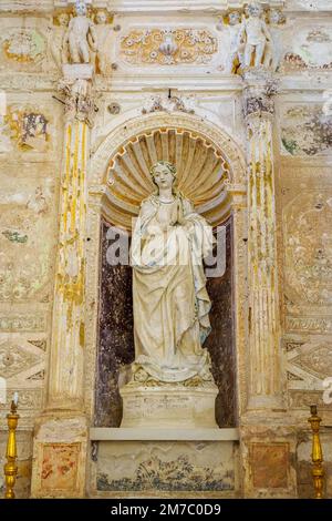 Statua in stucco dell'Immacolata Concezione (1537). Chiesa di San Giuliano nel borgo medievale di Erice - Sicilia, Ital Foto Stock