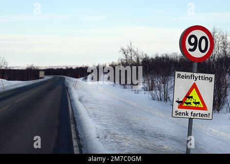 Un cartello stradale che segnala il pericolo delle renne che attraversano la strada nel centro di Finnmark vicino alla città di Kautokeino. Foto Stock