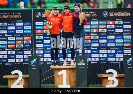 Hamar 20230108.Marijke Groenewoud, Antoinette Rijpma - de Jong e Ragne Wiklund sul podio dopo i 1500 metri all-round per le donne durante i Campionati europei di Pattinaggio di Domenica Foto: Christoffer Andersen / NTB Foto Stock