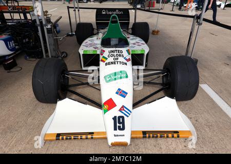 Vista di un Toleman TG185, impegnato nel Campionato del mondo di Formula uno 1985, in mostra al Silverstone Classic 2022 Foto Stock