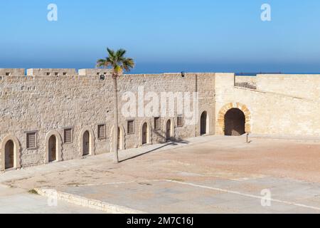 Cittadella di Qaitbay o il Forte di Qaitbay, fortezza difensiva del 15th ° secolo situata sulla costa del Mar Mediterraneo, Alessandria, Egitto. È stato stabilito Foto Stock