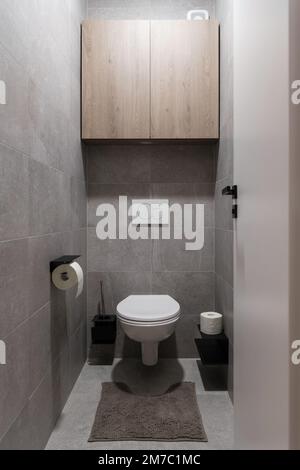 Piccolo bagno di appartamento moderno Foto Stock