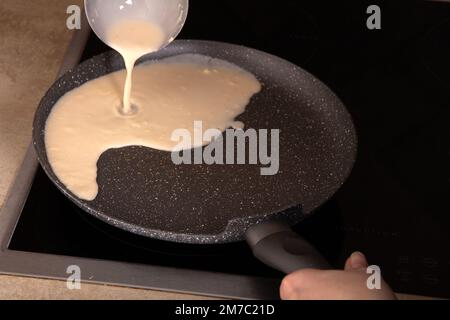 Foto della preparazione di frittelle fatte a mano, cottura in padella a casa Foto Stock