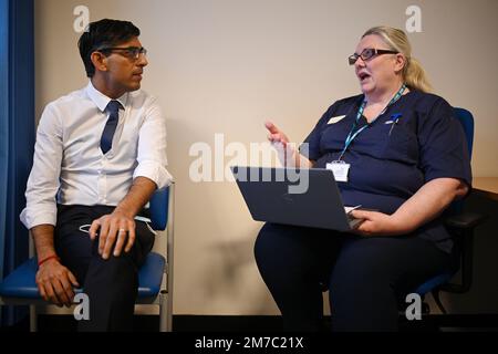 Il primo ministro Rishi Sunak ascolta Donna Pereira mentre incontra un team multidisciplinare che fornisce assistenza virtuale durante una visita al Rutland Lodge Healthcare Centre di Leeds. Data immagine: Lunedì 9 gennaio 2023. Foto Stock