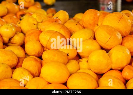 Goiania, Goiás, Brasile – 08 gennaio 2023: Dettaglio dei pequis esposti per la vendita alla fiera. Foto Stock