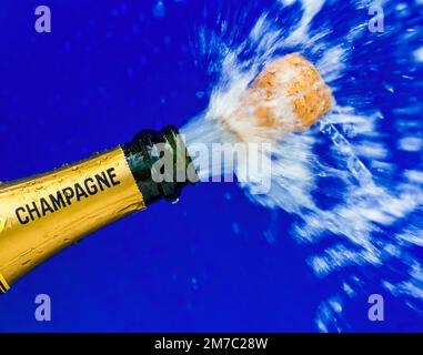 sughero sparando fuori da una bottiglia di champagne, schioccando i tappi Foto Stock