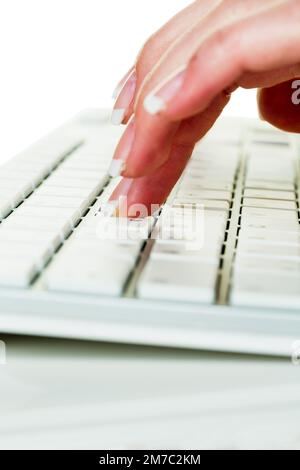 Donna che digita sulla tastiera del PC Foto Stock