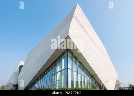 Museo di Storia Naturale di Chengdu contro il cielo blu chiaro Foto Stock