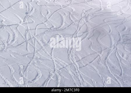 Piste di sciatori su una pista innevata, Austria Foto Stock