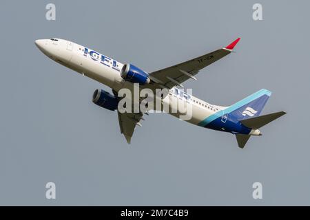 Zurigo, Svizzera, 23 dicembre 2022 Icelandair Boeing 737-8 MAX decolora dalla pista 32 Foto Stock