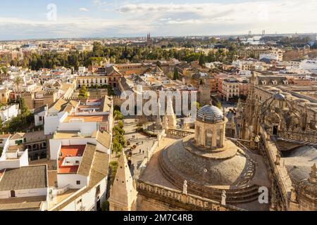 Vista sul centro storico di Siviglia, Spagna dalla torre Giralda. La Cattedrale, Alcázar e l'Archivio de Indias di Siviglia formano un mondo dell'UNESCO H Foto Stock