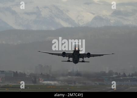 Zurigo (Svizzera), 23 dicembre 2022 Delta Airlines Boeing 767-400 decollo dalla pista 34 Foto Stock