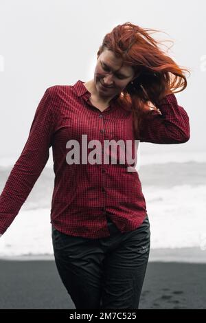 Primo piano giovane donna in posa sulla spiaggia Islanda ritratto Foto Stock