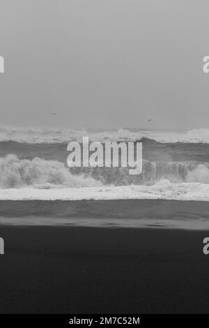 Mare tempestoso con enormi onde monocromatiche paesaggio foto Foto Stock