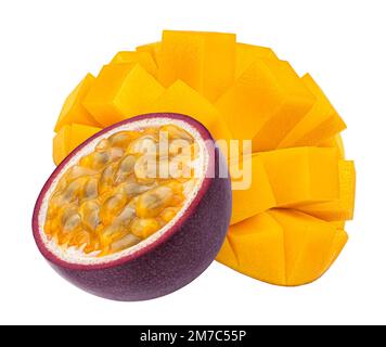 Frutto della passione e mango isolati su fondo bianco Foto Stock