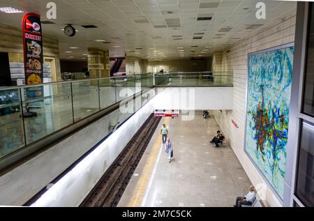 Opere d'arte nella metropolitana di Ankara. Mosaici da parete, scultorei Foto Stock