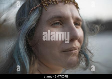 Primo piano autentica donna adulta con capelli grigi e immagine ritratto dal look tenera Foto Stock