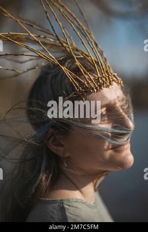 Primo piano donna stile pagano con sorriso sollevato ritratto immagine Foto Stock