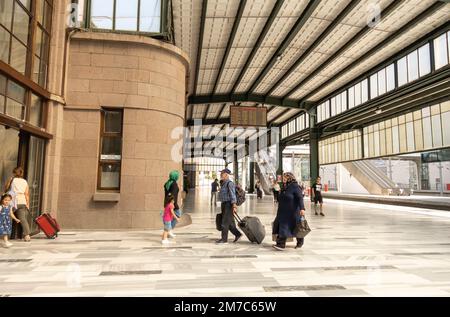 I passeggeri con bagaglio arrivano a piedi alla stazione ferroviaria di Ankara. Turchia Foto Stock