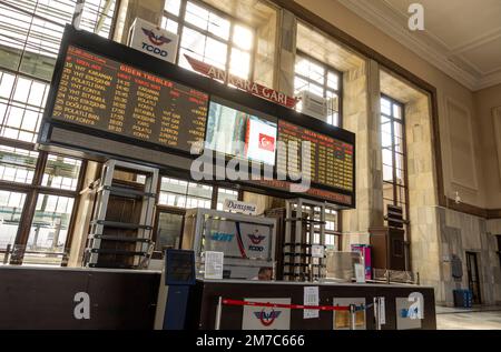 Informazioni su arrivi e partenze, tableau elettronico all'interno della stazione ferroviaria di Ankara. Turchia Foto Stock