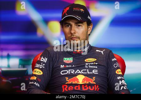 Sergio Perez della Red Bull Racing partecipa a una conferenza stampa dopo la gara di Formula 1 Abu Dhabi Grand Prix 2022 allo Yas Marina Circuit il 20 novembre 2022 ad Abu Dhabi, negli Emirati Arabi Uniti. Foto Stock