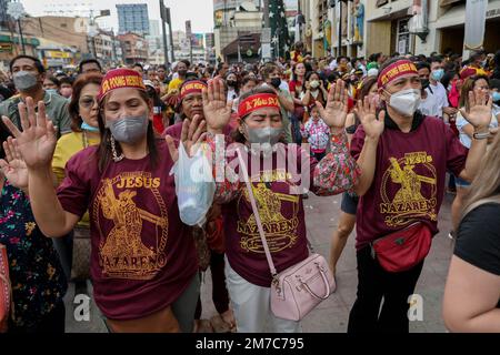 Manila, Filippine. 9th Jan, 2023. I devoti cattolici filippini pregano in onore del Nazareno Nero durante la sua festa a Manila, nelle Filippine. Gennaio 9, 2023. Migliaia di devoti si sono riuniti e hanno mostrato la loro devozione al Nazareno Nero anche senza il tradizionale ''˜Traslacion' o la 'grande processione' come parte del protocollo di sicurezza sanitaria stabilito dal governo per prevenire la diffusione della malattia di coronavirus. (Credit Image: © Basilio Sepe/ZUMA Press Wire) Credit: ZUMA Press, Inc./Alamy Live News Foto Stock