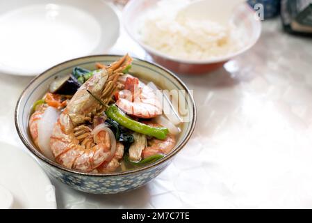 Sinigang na hipon - Un piatto di gamberi filippini in una zuppa di brodo acida. Foto Stock