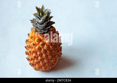 frutta di ananas intera su sfondo azzurro Foto Stock