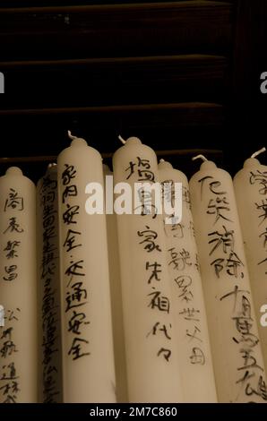 Sagano, 12 dicembre 2017: Candele con personaggi giapponesi nel tempio Nison-in. Complesso di templi buddisti di Tendai. Ukyo-ku. Kyoto. Giappone. Foto Stock