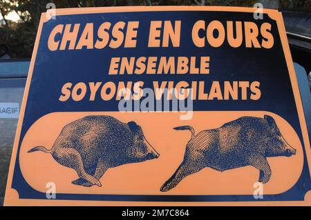 Francia. Gruppo di prevenzione annoncando una caccia. La sua mostra il suo mandadory. Foto Stock