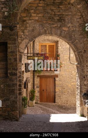 Tipici bei villaggi di Spagna - Ainsa Sobrarbe, provincia di Huesca, montagne Pirenei Foto Stock